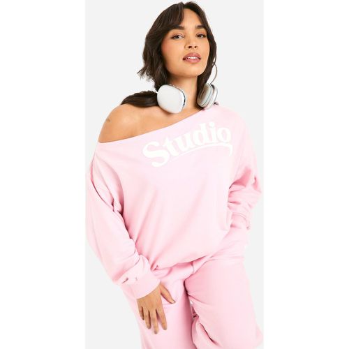 Felpa Plus Size con slogan Studio e spalle scoperte - boohoo - Modalova