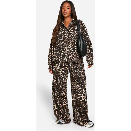 Camicia Plus Size in tessuto leopardato & pantaloni a gamba ampia coordinati con laccetti - boohoo - Modalova