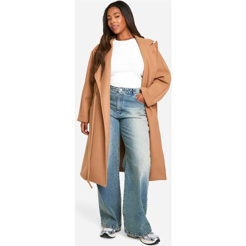 Cappotto Plus Size effetto lana con laccetti in vita - boohoo - Modalova