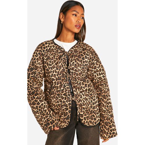 Giacca imbottita leopardata con laccetti - boohoo - Modalova