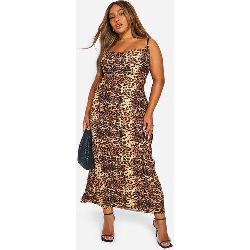 Vestito maxi Plus Size plissettato con stampa leopardata e scollo a cappuccio - boohoo - Modalova