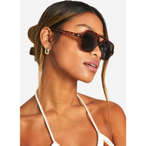 Occhiali da sole stile aviatore con montatura color tartaruga - boohoo - Modalova