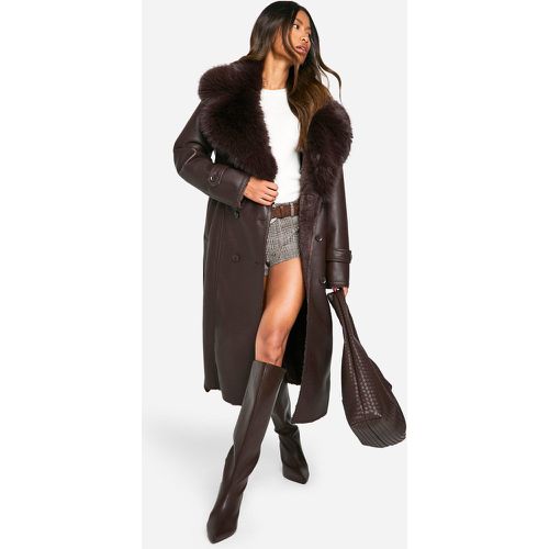 Cappotto Trench con colletto in pelliccia sintetica - boohoo - Modalova