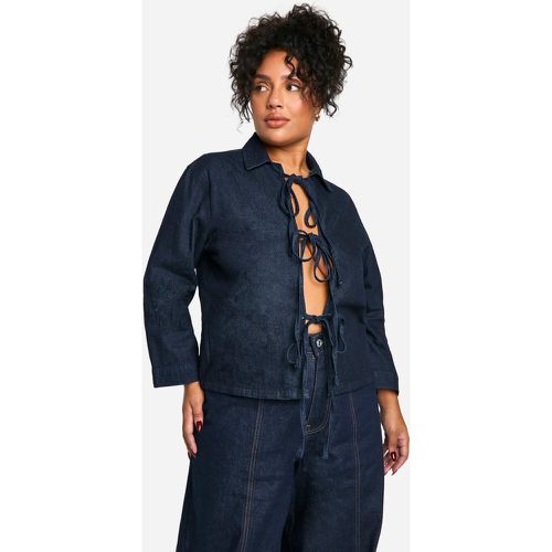 Camicia Plus Size in denim con laccetti frontali - boohoo - Modalova