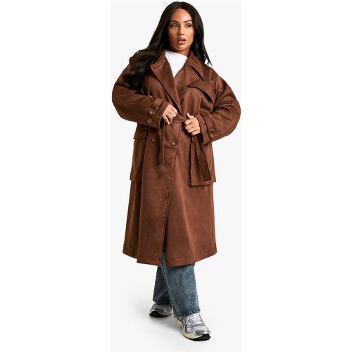 Cappotto Trench Plus Size in scamosciato con cintura - boohoo - Modalova