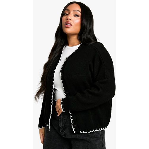 Cardigan corto Plus Size in maglia con cuciture coperte - boohoo - Modalova