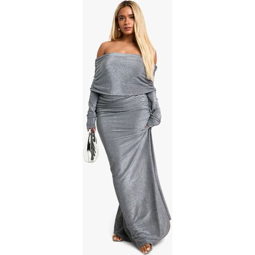 Vestito longuette Plus Size in crêpe glitterato con scollo Bardot, ruches e fondo svasato - boohoo - Modalova