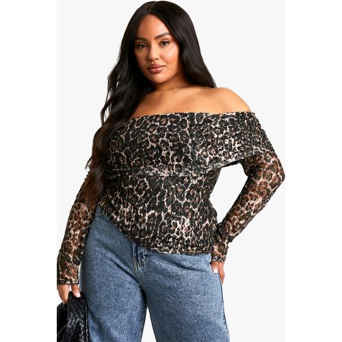 Top Plus Size in pizzo con stampa leopardata e scollo Bardot - boohoo - Modalova