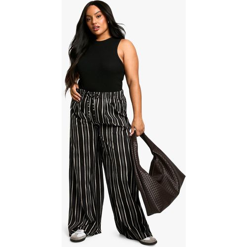 Pantaloni Plus Size a gamba ampia in tessuto a righe con laccetti - boohoo - Modalova