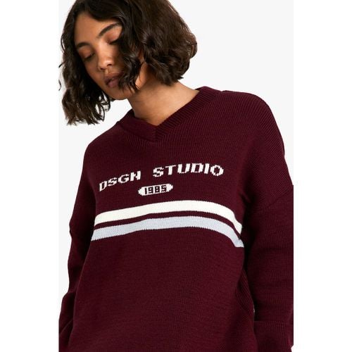 Maglione Tall in maglia DSGN Studio con scollo a V - boohoo - Modalova