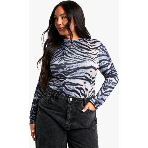 Top sagomato Plus Size a maniche lunghe con stampa zebrata - boohoo - Modalova