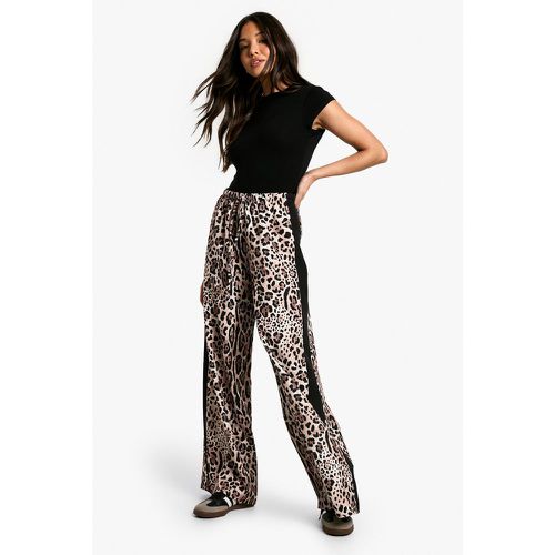 Pantaloni a gamba ampia leopardati con righe laterali e coulisse - boohoo - Modalova