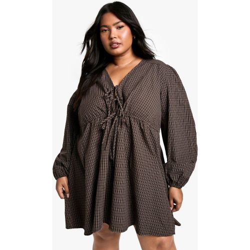 Vestito grembiule Plus Size a quadri con laccetti frontali - boohoo - Modalova