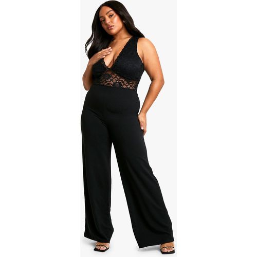 Tuta intera Plus Size a gamba ampia in pizzo con scollo profondo - boohoo - Modalova