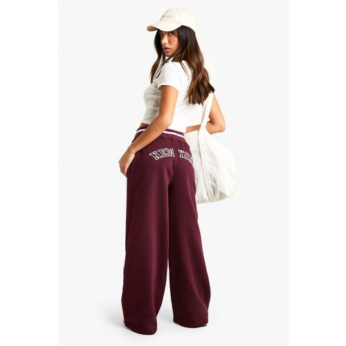 Pantaloni tuta Petite New York a gamba ampia - boohoo - Modalova