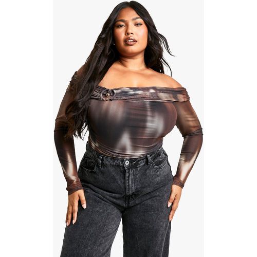 Body Plus Size con scollo Bardot in fantasia astratta e anello - boohoo - Modalova