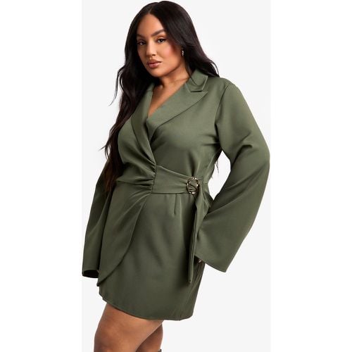 Vestito Blazer Plus Size sartoriale con laccetti in vita e fibbia - boohoo - Modalova