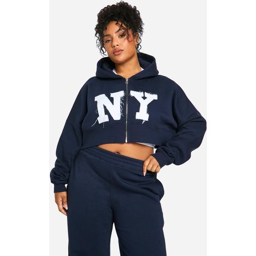 Sudadera Plus Con Capucha, Cremallera Y Apliques De Tela Ny - boohoo - Modalova