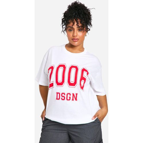 T-shirt Plus Size oversize 2006 con grafica DSGN - boohoo - Modalova