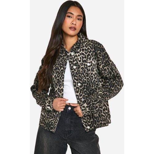 Giacca in denim con stampa leopardata - boohoo - Modalova