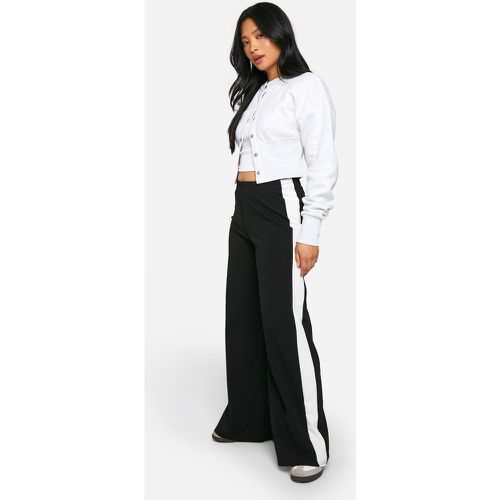 Pantaloni Petite a gamba ampia con righe a contrasto - boohoo - Modalova