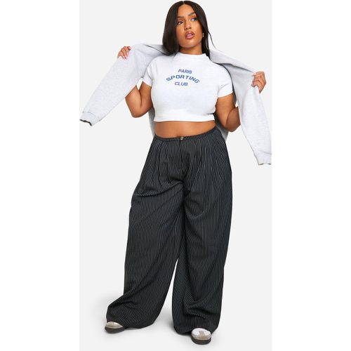 Pantaloni Plus Size a gamba super ampia a righe verticali con pieghe - boohoo - Modalova