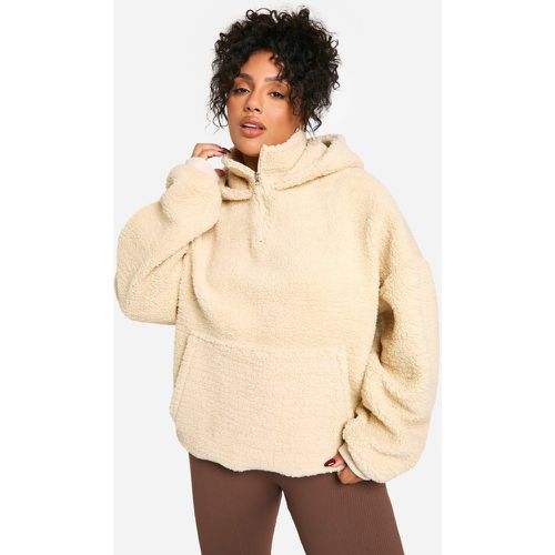 Felpa Plus Size in BORG con zip corta, collo a imbuto e cappuccio - boohoo - Modalova