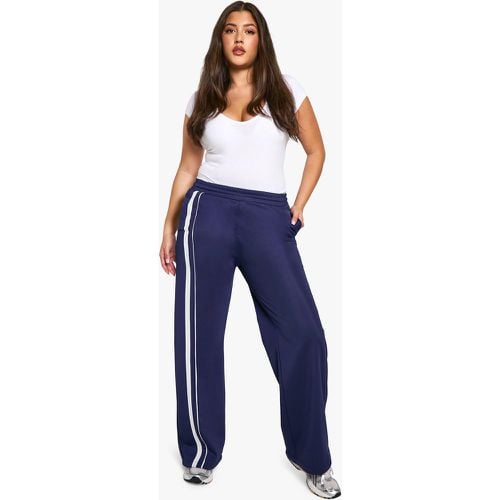 Pantaloni tuta Plus Size in tricot con righe laterali - boohoo - Modalova