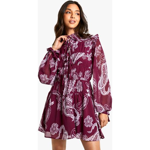 Vestito grembiule in chiffon in fantasia cachemire con laccetti - boohoo - Modalova