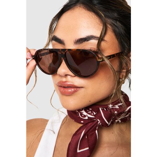 Occhiali da sole stile aviatore con montatura color tartaruga - boohoo - Modalova