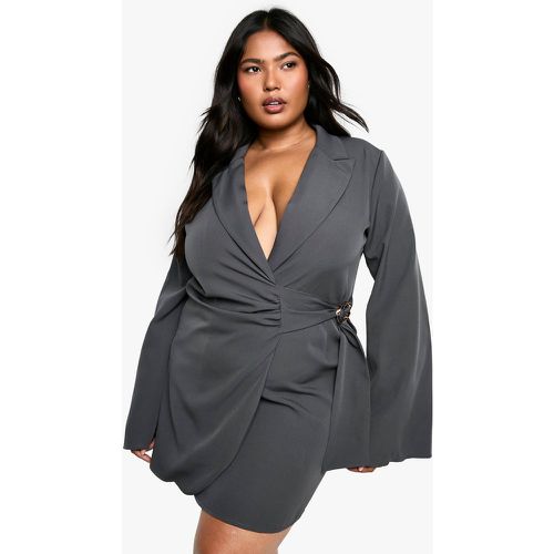 Vestito Blazer Plus Size sartoriale con laccetti in vita e fibbia - boohoo - Modalova