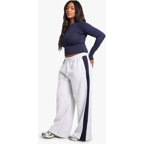 Pantaloni tuta Plus Size a gamba ampia con striscia laterale - boohoo - Modalova