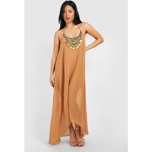 Vestito maxi Petite con fondo a fazzoletto e perline - boohoo - Modalova