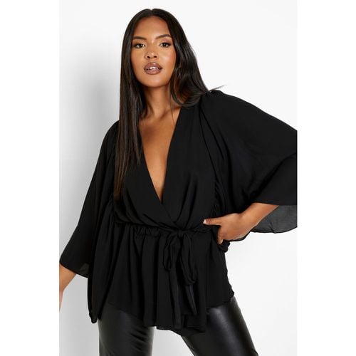 Blusa Plus Size a incrocio con maniche a campana e volant - boohoo - Modalova