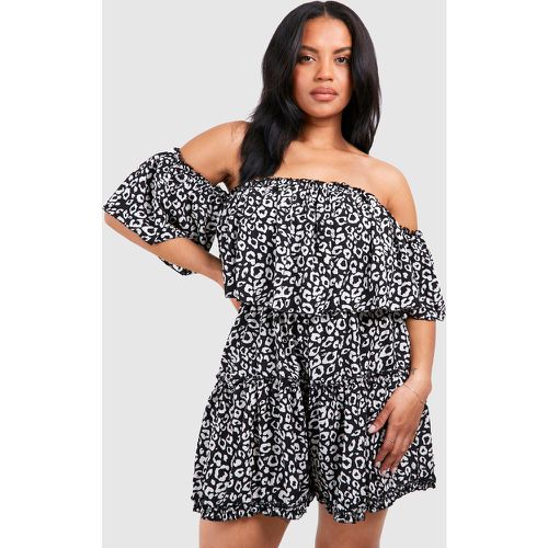 Tutina Plus Size con stampa leopardata, scollo Bardot e arricciature - boohoo - Modalova