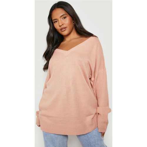 Maglione Plus Size con scollo a V fronte e retro - boohoo - Modalova