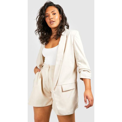 Blazer Plus Size con ruches sulle maniche - boohoo - Modalova