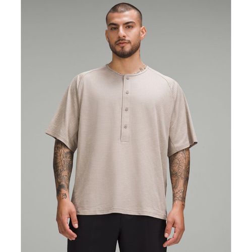 – Kurzärmliges Henley-Shirt mit Gitterstruktur für Männer – Braun – Größe M - lululemon - Modalova