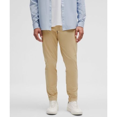 – ABC Chinohose im Slim Fit Warpstreme für Männer – 94 cm – Khaki – Größe 33 - lululemon - Modalova