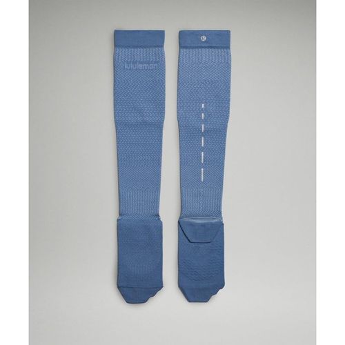 – MicroPillow Kniehohe Kompressions-Laufsocken Leicht dämpfend für Männer – Blau – Größe M - lululemon - Modalova
