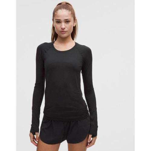 Geruchshemmend, Nahtlos, Daumenlöcher. Designt fürs Laufen und Fitness. Umspielt deinen Körper. Sitzt unter dem Taillenbund für mittlere Coverage - 117150205 - Modalova