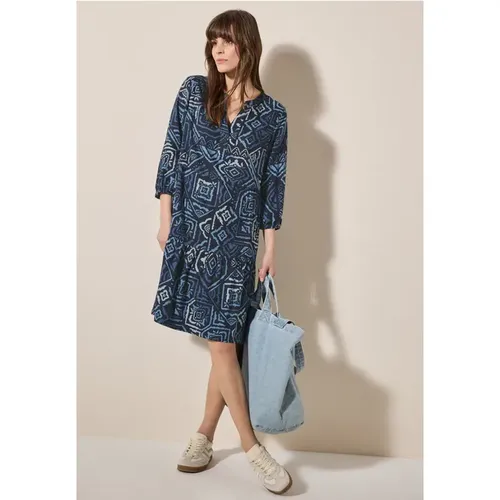 Mit dem gemusterten Volant- von bringst du Bewegung in deinen Look. Das grafische Muster und der geschlitzte Ausschnitt verleihen dem Midi- eine elega - B14438435512 - Modalova