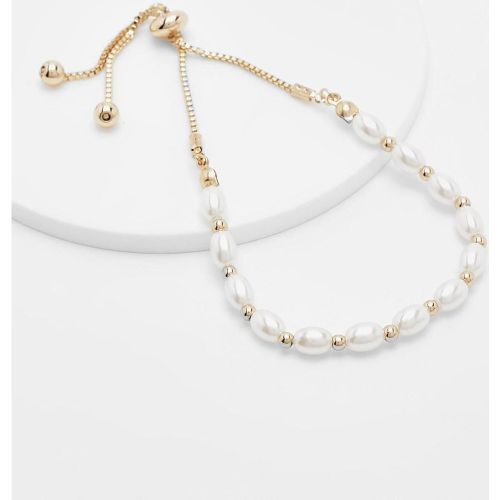 Pulsera Dorada Con Perlas Y Alamar - boohoo - Modalova