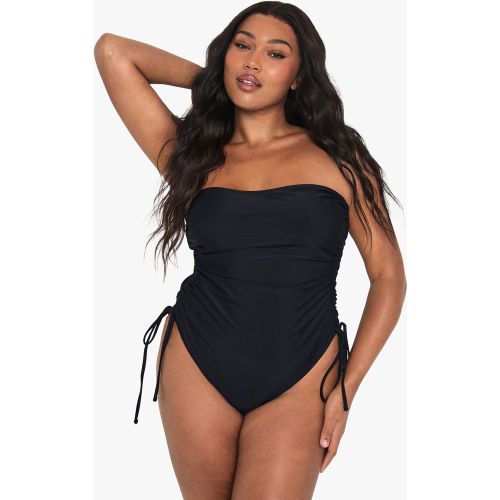 Costume intero Plus Size Essentials con ruches sulla pancia - boohoo - Modalova