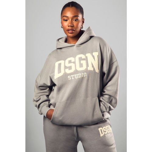 Sudadera Plus Con Capucha Y Aplique Dsgn Studio - boohoo - Modalova