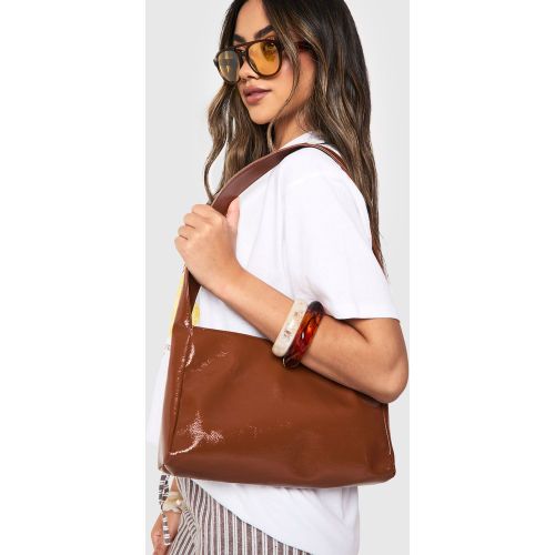 Borsa a spalla in vernice con trama - boohoo - Modalova