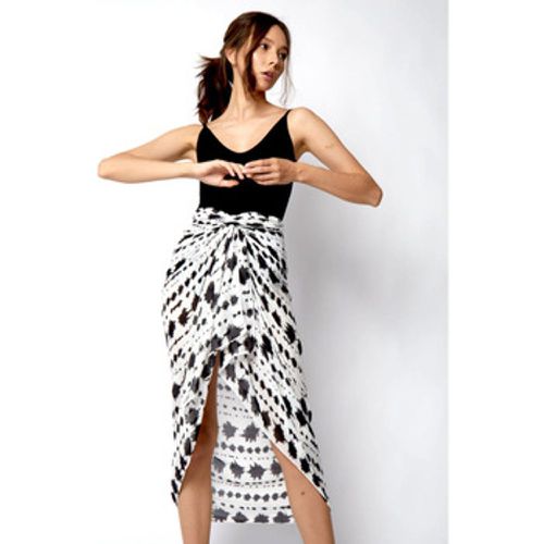 Tokyo Bamboo Sarong Scarf - Monochrome women's in - Shinjuku Lanes - Modalova