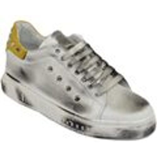 Sneakers Sneakers uomo bianca in vera pelle effetto sporco borchie retro - Malu Shoes - Modalova