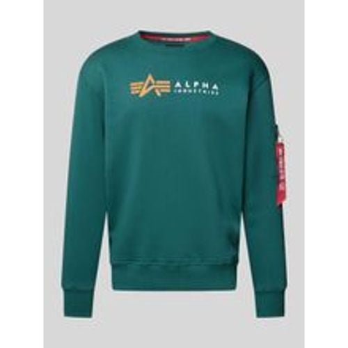 Sweatshirt mit Label-Print und Reißverschlusstasche - alpha industries - Modalova