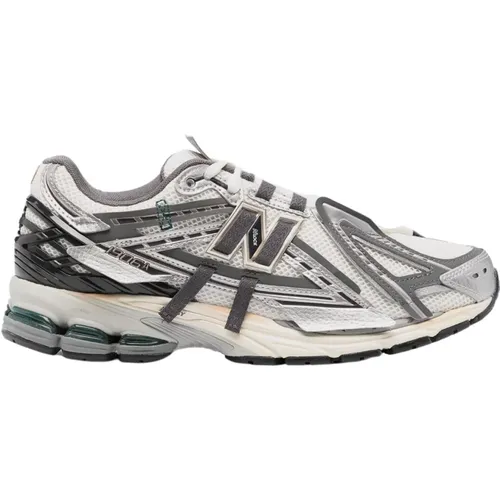 A Unisex Sneakers , male, Sizes: 11 UK, 8 1/2 UK, 6 1/2 UK, 5 1/2 UK, 10 UK, 9 UK, 2 1/2 UK - New Balance - Modalova